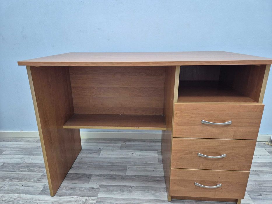 Офисные столы и стулья