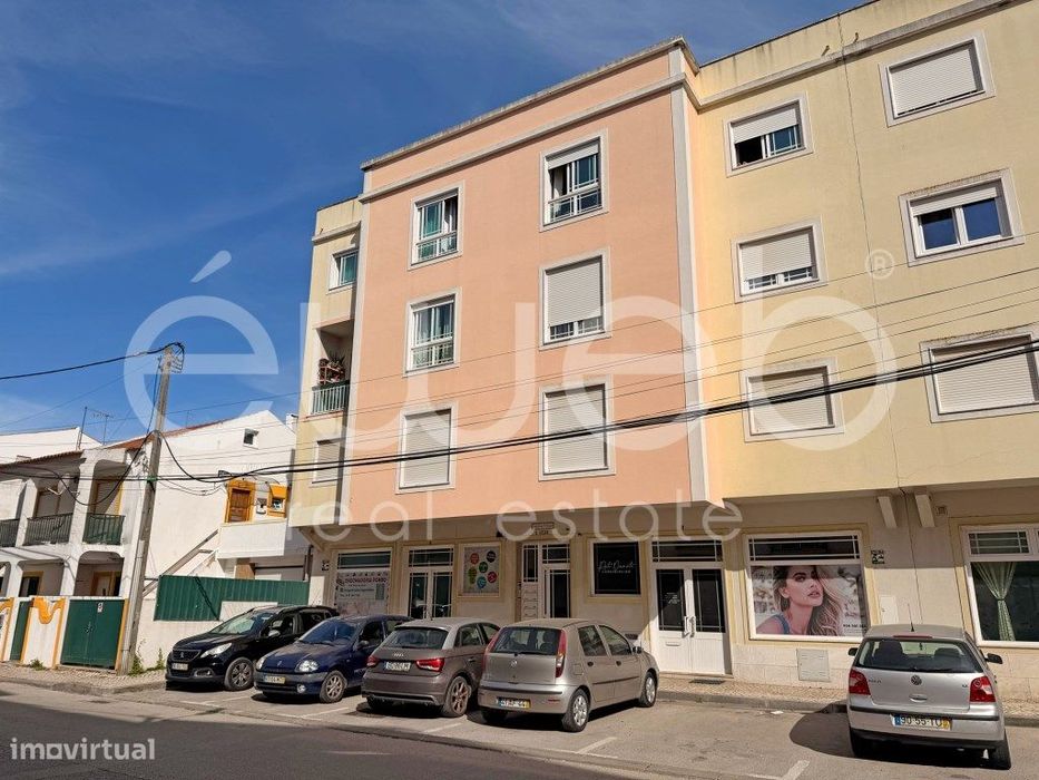 Apartamento T2 com arrecadação para venda na Quinta do Conde
