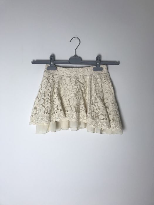 Krótka kremowa spódniczka w koronkę dla dziewczynki