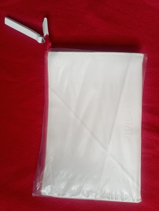 Дві білі косметички