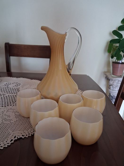 Conjunto jarro +6copos vidro amarelo de 1970
