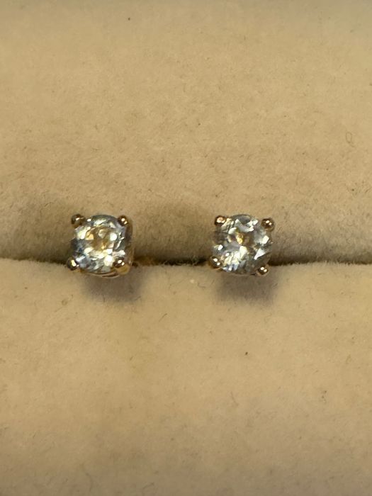 Złote kolczyki z akwamarynami