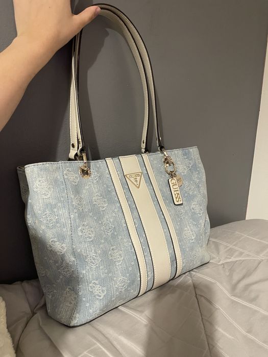Mala de Ombro GUESS Denim / Ganga com Detalhes Brancos (Original)