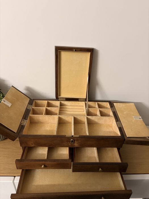 Caixa guarda joias / costura de madeira