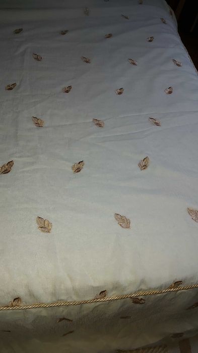 Colcha de cama de casal.