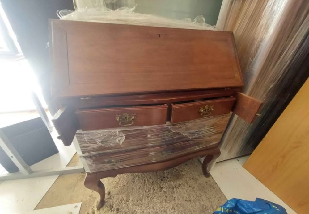 Escrivaninha "Queen Anne" início século XX estimada em bom estado