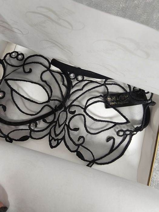 Seksowna, piękna czarna maska damska na oczy. Karnawał, walentynki