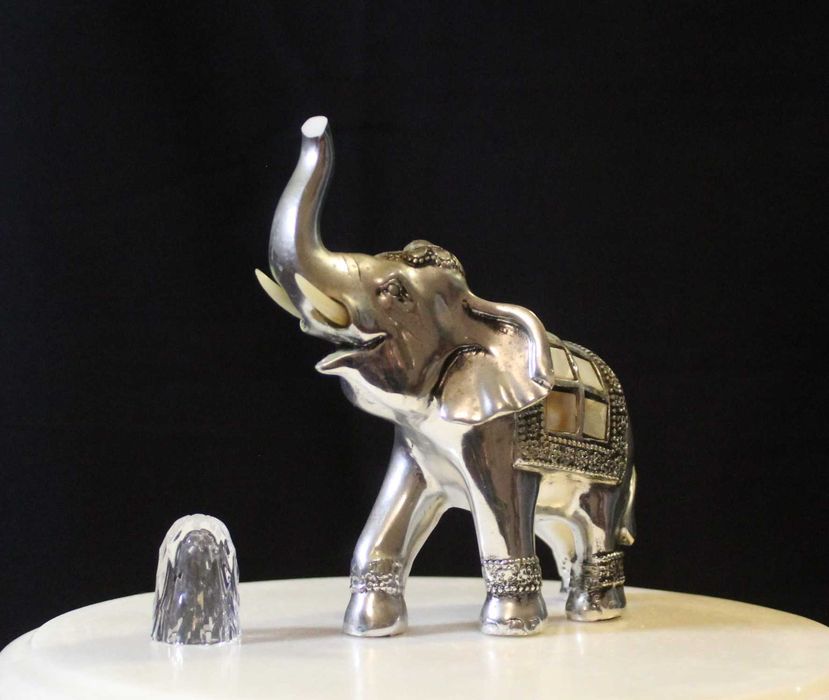 Elefante vintage indiano, prateado com incrustações de madrepérola .