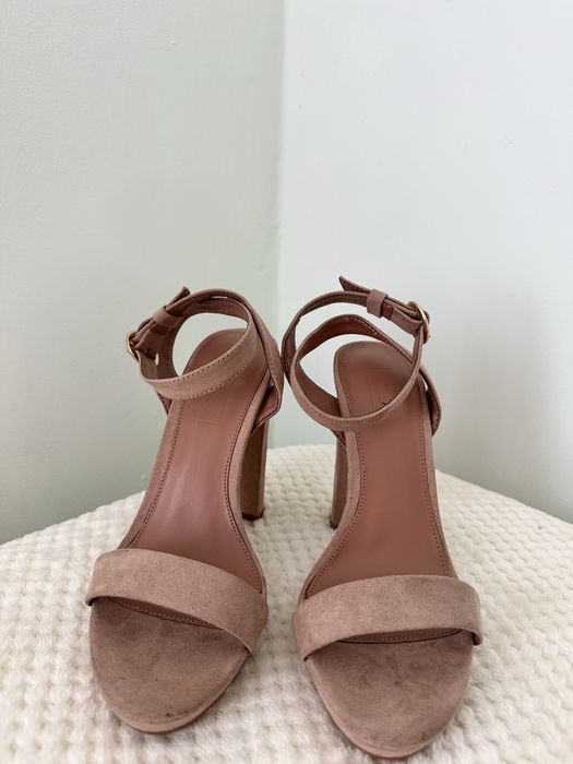 Босоніжки на каблуку