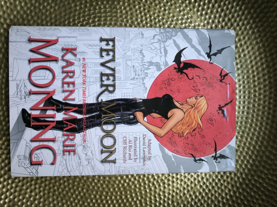 Fever Moon powieść graficzna Karen Marie Moaning ENG