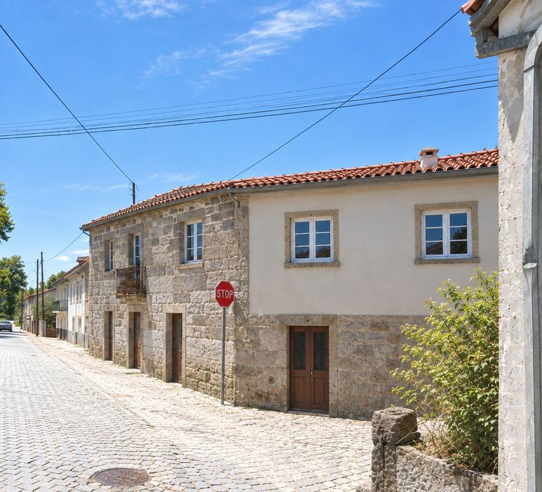 Duas casas com quintal e terreno