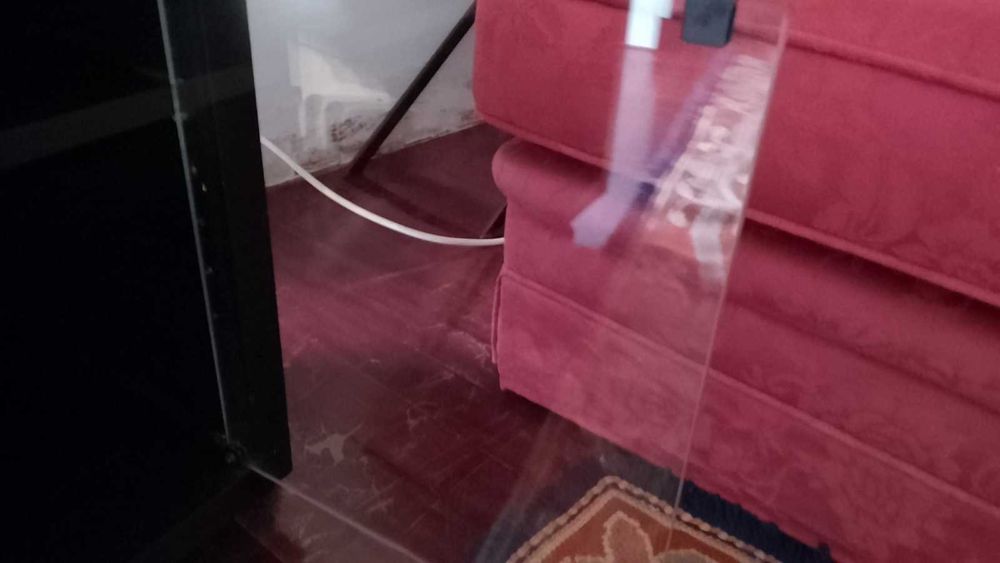 Móvel TV elegante e resistente. Portas de vidro. Suporte deslizante.