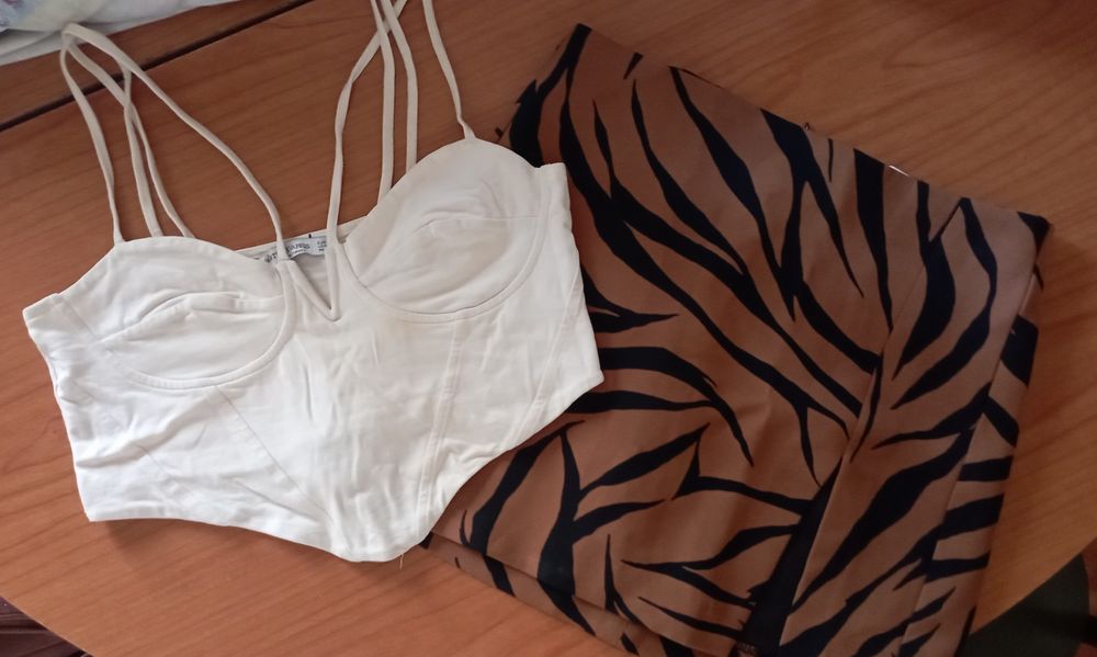 Conjunto de top + saia