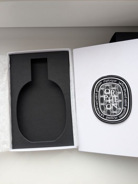 Коробочки від парфумів.