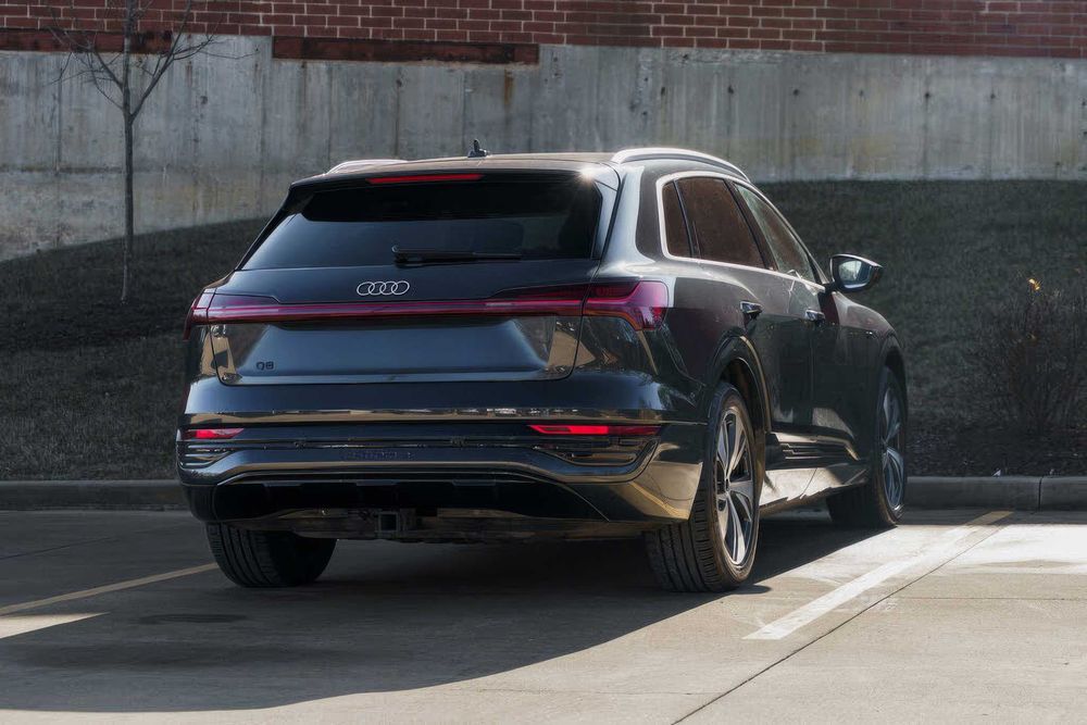 Audi Q8 e-tron quattro Premium Plus      2024