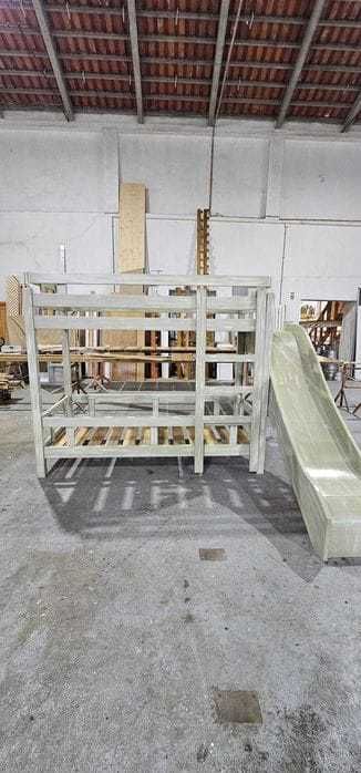 Beliche em madeira com escorrega