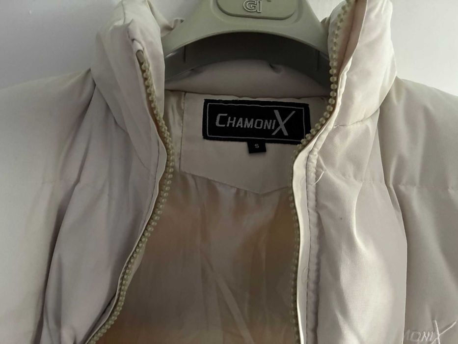 Casaco usado poucas vezes, Único defeito é o fecho estragado.