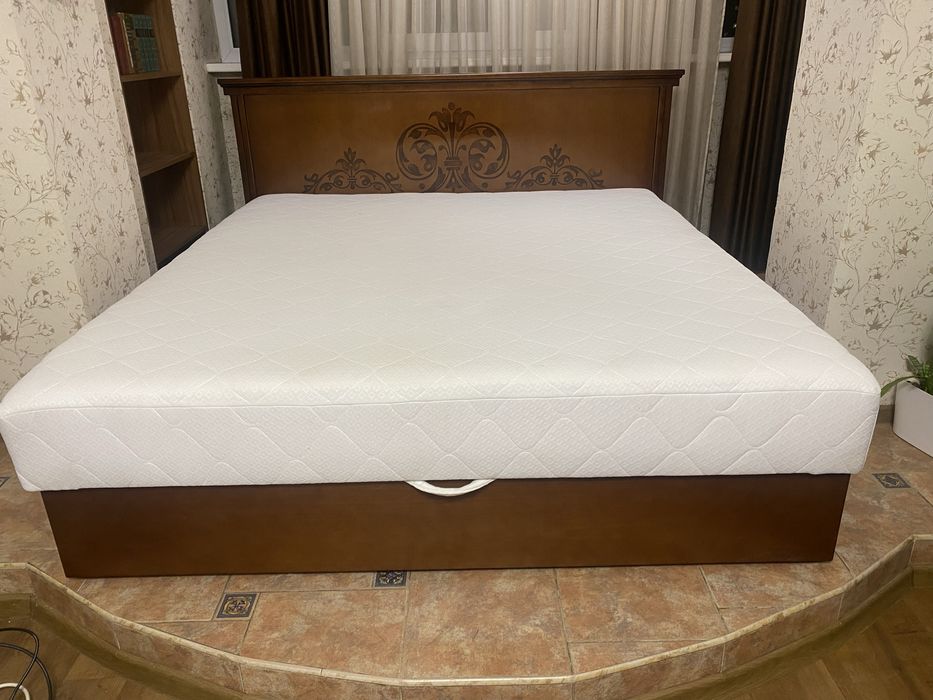 Ліжко Veneto з матрацем