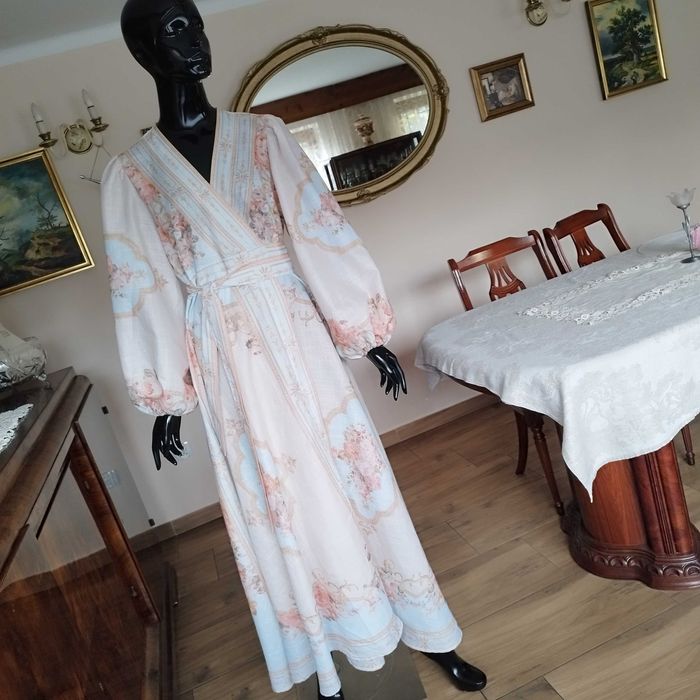 %_ITALY_włoska elegancja_sukienka zakładana_ornament_pastele-CUDO S/L
