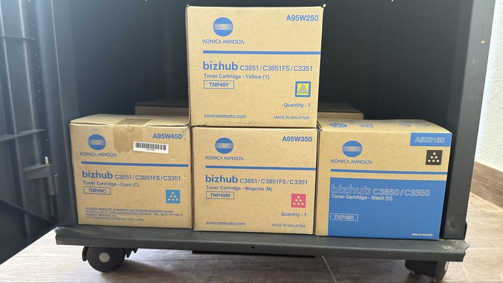 Impressora Konica Minolta bizhub C3351 com toners novos