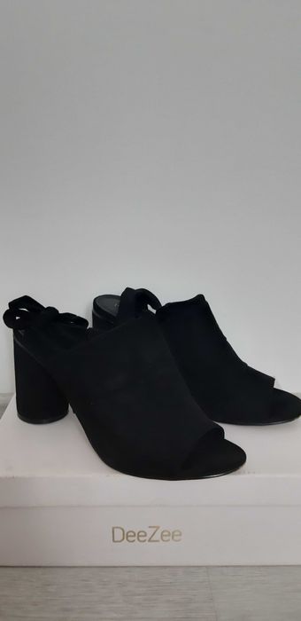 Sandały czarne na słupku