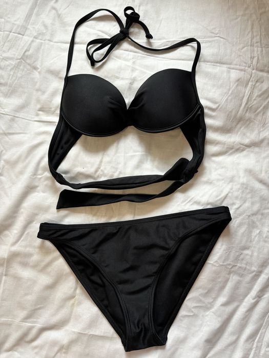 Купальники-чорний,синій