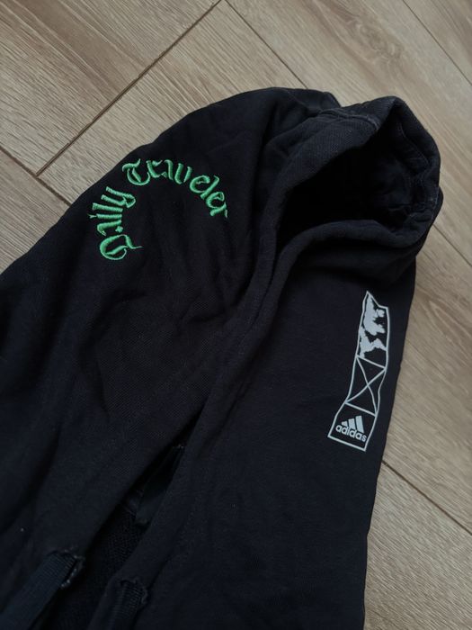 Футуристичне худі від Adidas