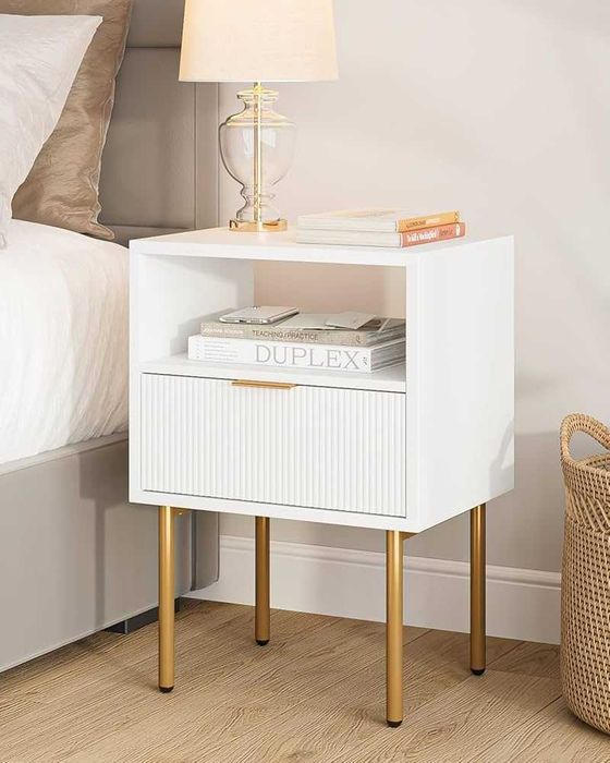 Szafka Nocna HEYZOEY | Biała, Ryflowany Front, Złote Nóżki | Loft / Boho