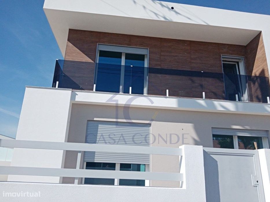 Moradia T4 Duplex com piscina, 180 m², acabamentos de luxo