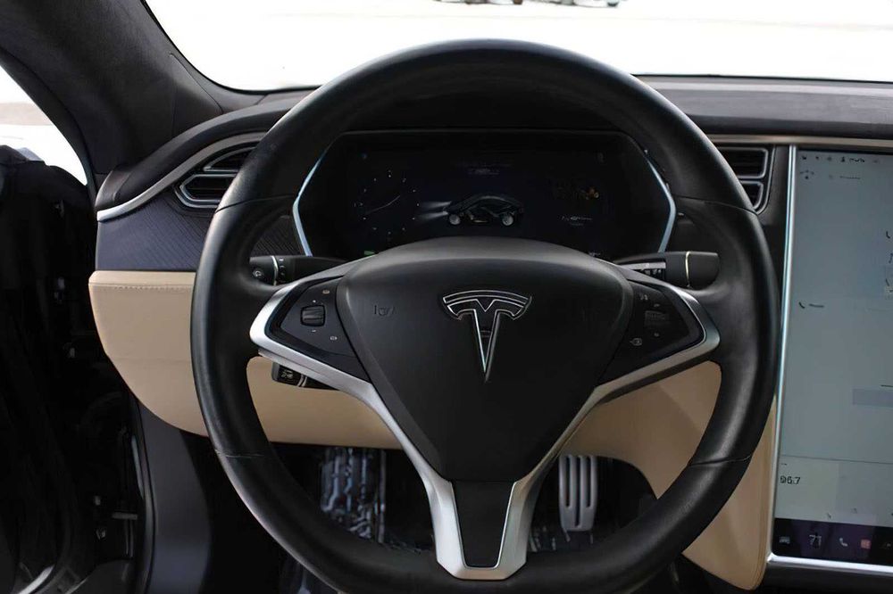 Tesla Model S P85D      2016