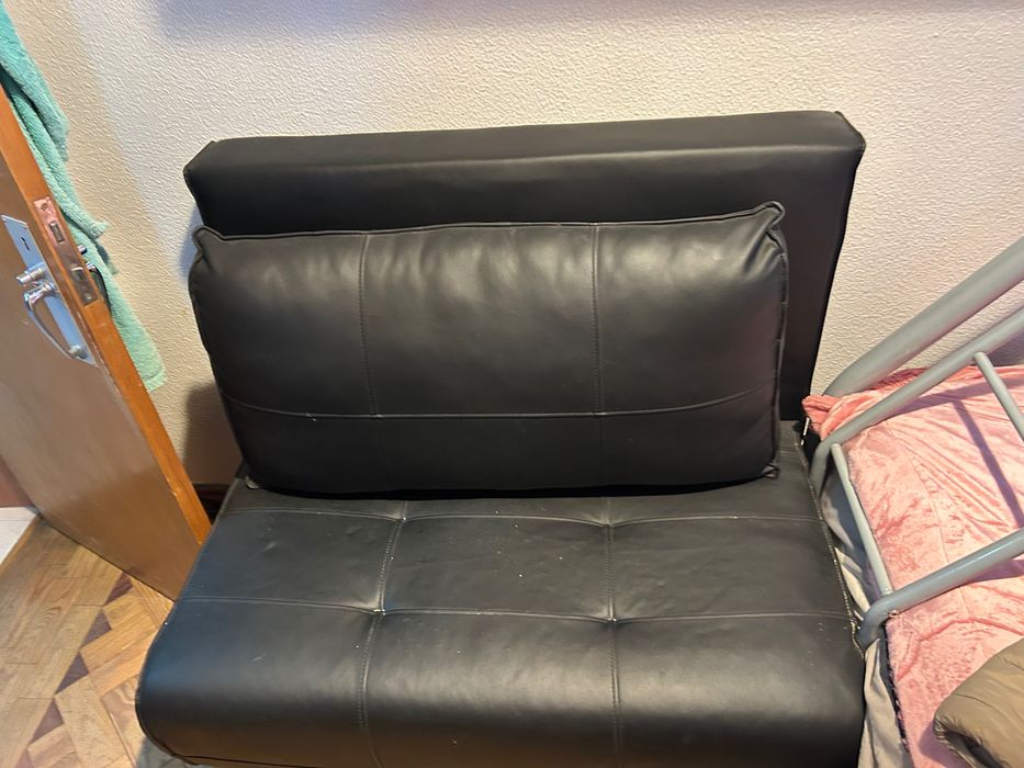 Vendo sofá preto em pele que faz de cama