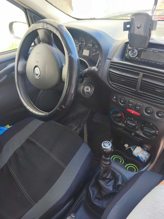 Fiat Punto 2004, Carro económico e confortável para o dia a dia. Encontra-se em bom estado geral, com 2 pneus novos.