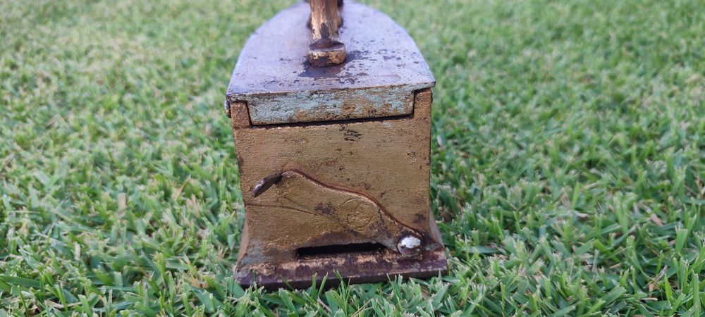 Ferro de engomar antigo