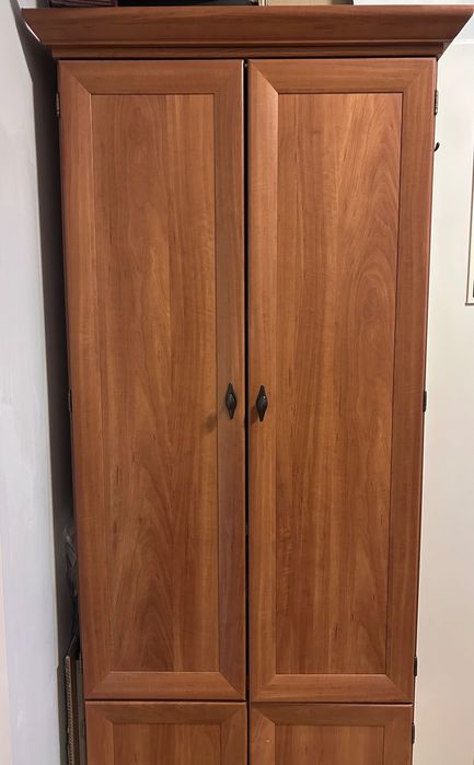 Ładne lustro i szafa