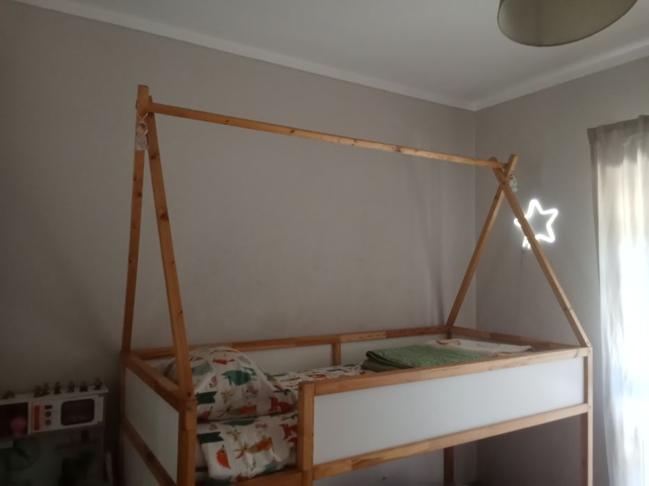 Cama  Kura IKEA personalizada + estrado