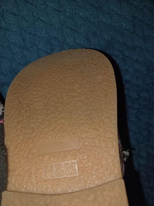 Zlote buciki dla dziewczynki.