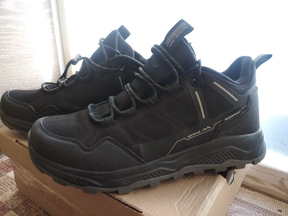 Трекинговые кроссовки