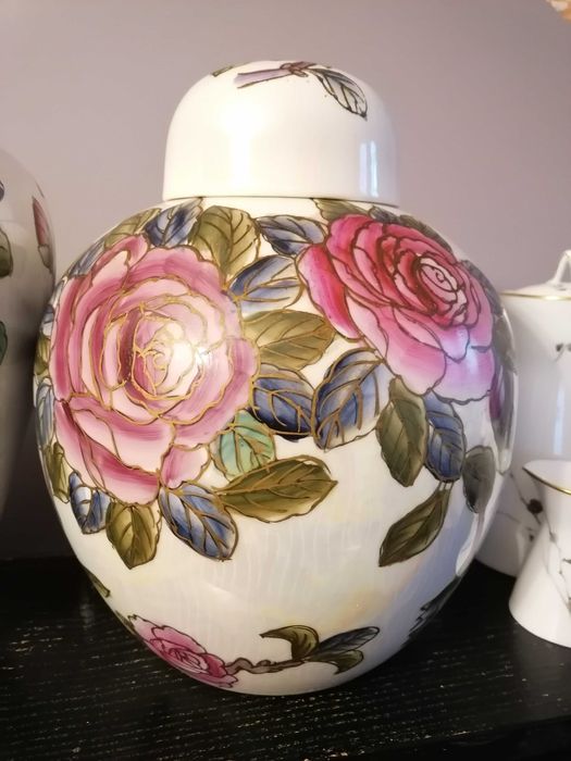 Wazon i amfora z pięknymi różami