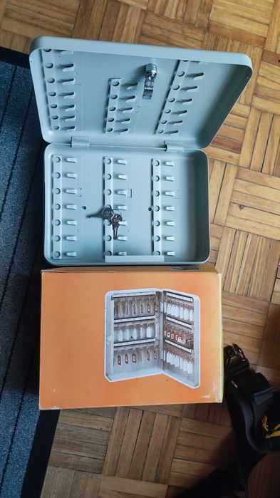 Armário metal com 40 ganchos