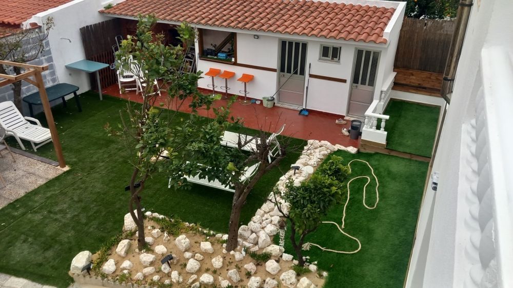 Quartos muito acolhedor situado numa zona tranquila com parque infanti