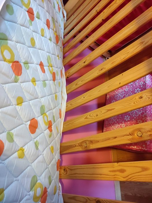 Cama beliche( colchão e estrado); Gavetas