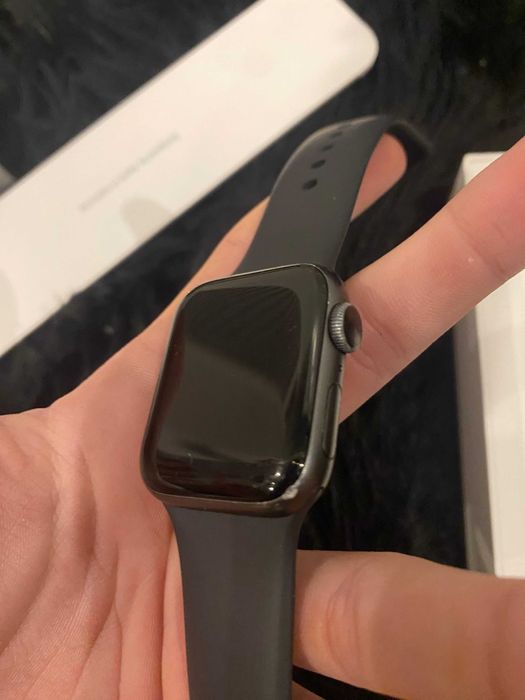 Apple Watch series 4 40mm Space Gray Aluminum Black sport Band (GPS)