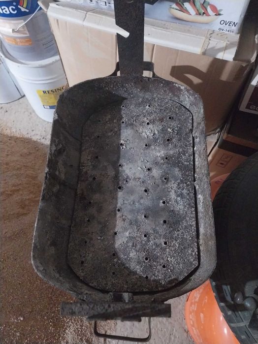 Grelhador metálico a carvão