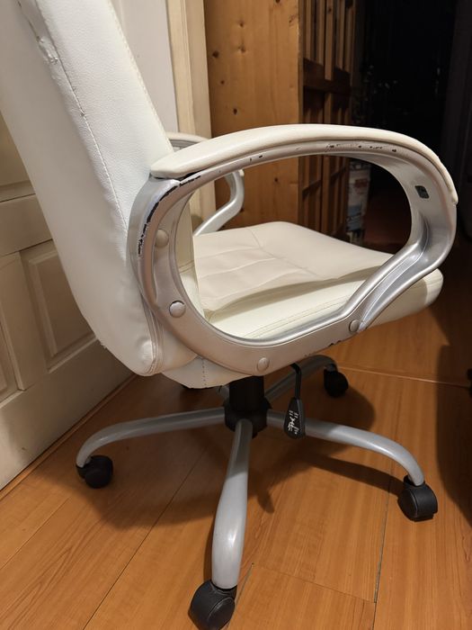 Cadeira de Escritório Branca – Funcional e Confortável