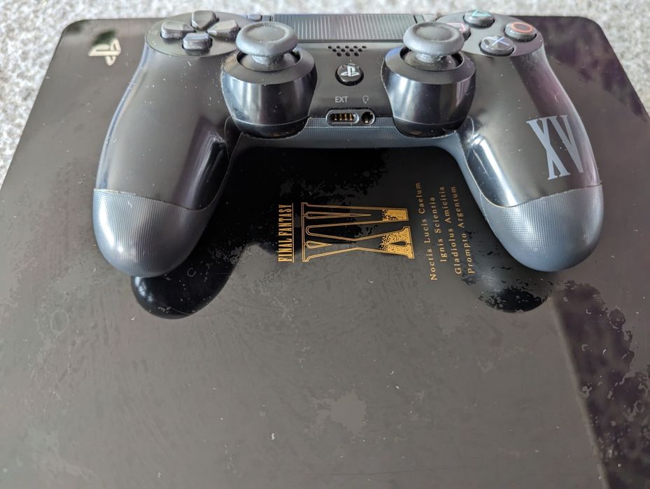 PS4 Slim FFXV edition