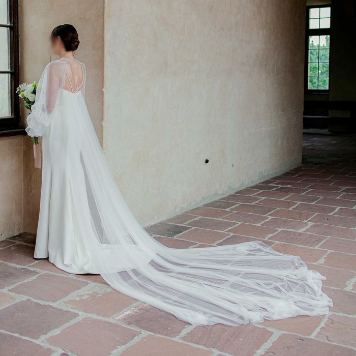 Suknia ślubna w stylu rybki z odpinanym welonem i rękawami – 3 w 1!