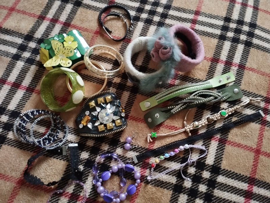 Браслет на руку пухнастий