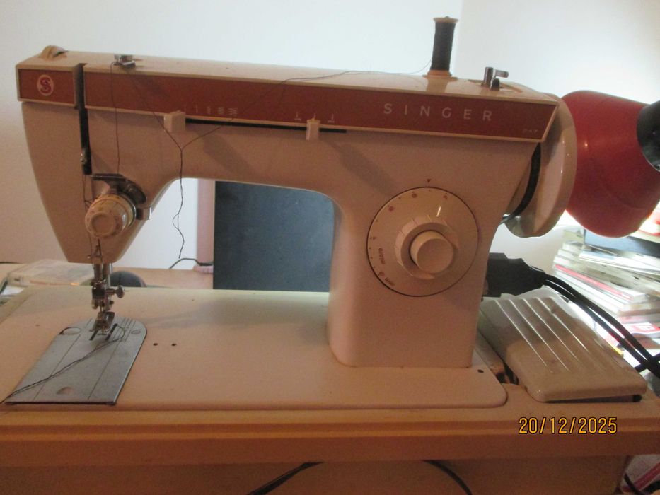 Máquina de costura elétrica Singer