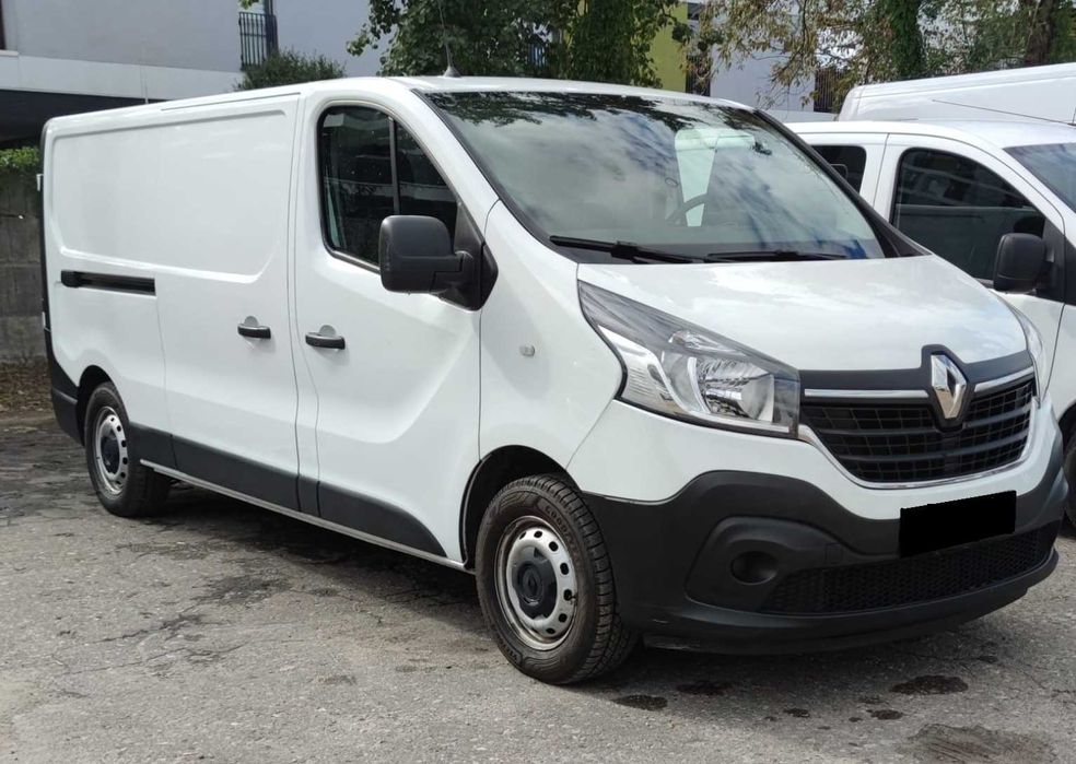 Wynajem lub wypożyczenie auta dostawczego busa Renault Trafic L2H1 hak