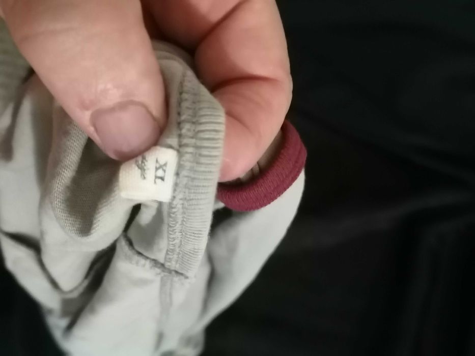 T-shirt com triângulo nas costas